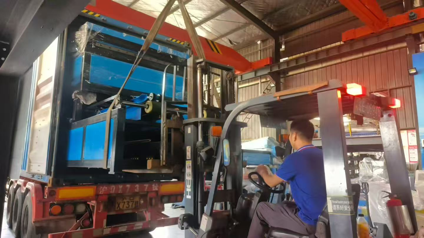 中東客戶(hù)訂購(gòu)風(fēng)管生產(chǎn)線(xiàn)5線(xiàn)U型生產(chǎn)線(xiàn)全套設(shè)備